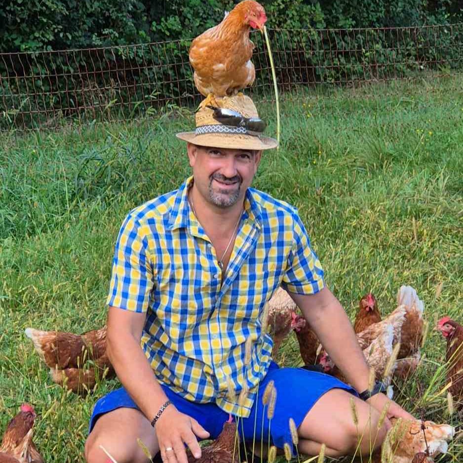 Landwirt mit Freilandhühnern im Südburgenland