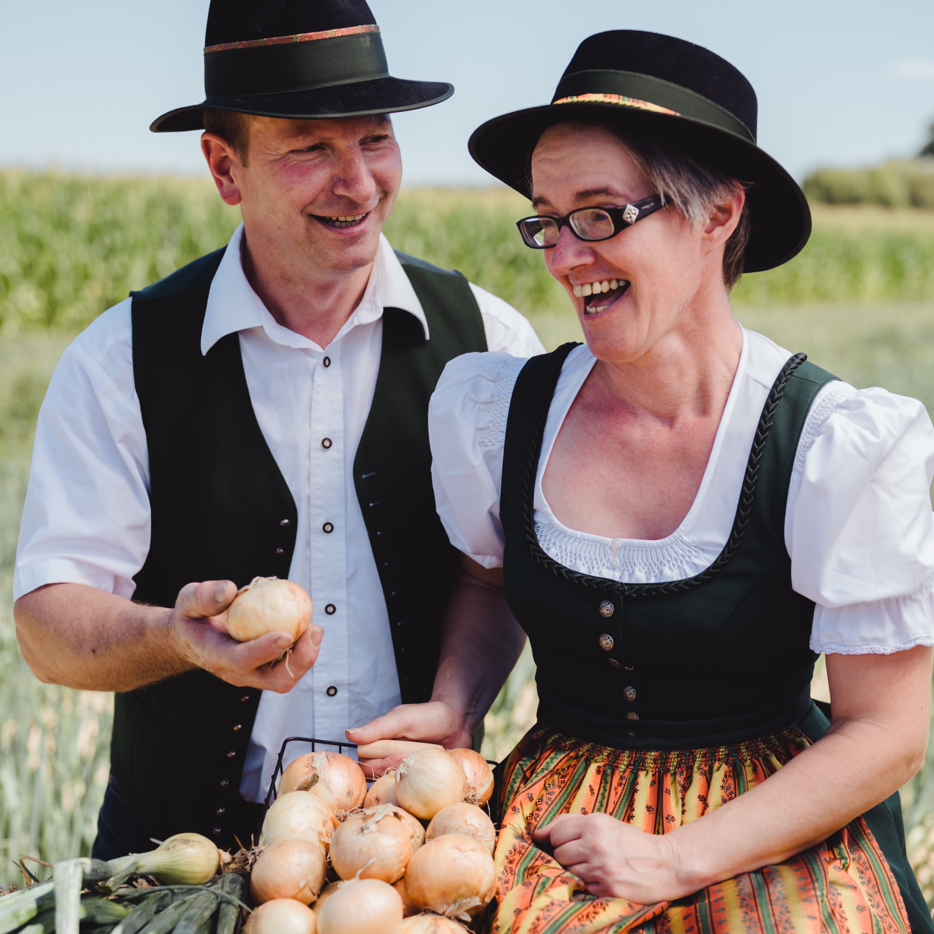 Hofladen Neuherz mit Erdäpfeln und Zwiebeln 