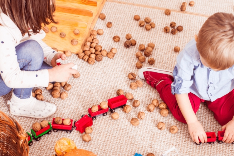 Familien beim Spielen im Grünen vor dem LandRastHaus Maria Bild, entspannte Atmosphäre bei einem Familienseminar