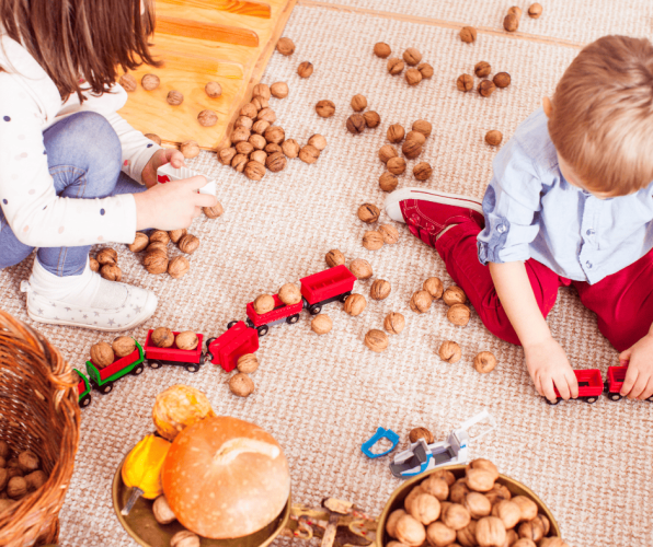 Familien beim Spielen im Grünen vor dem LandRastHaus Maria Bild, entspannte Atmosphäre bei einem Familienseminar