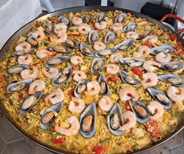 Gäste genießen gemeinsam einen Tapas-Abend mit 4 Gängen im LandRastHaus Maria Bild im Südburgenland – spanische Lebensfreude trifft regionale Herzlichkeit.