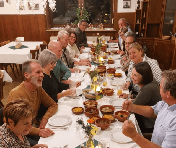 Gäste genießen gemeinsam einen Tapas-Abend mit 4 Gängen im LandRastHaus Maria Bild im Südburgenland – spanische Lebensfreude trifft regionale Herzlichkeit.