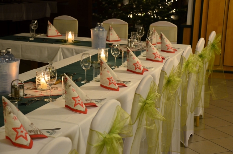 Gemütlich gedeckter Tisch mit Kerzen und Glühwein im LandRastHaus Maria Bild – Weihnachtsfeier im Südburgenland