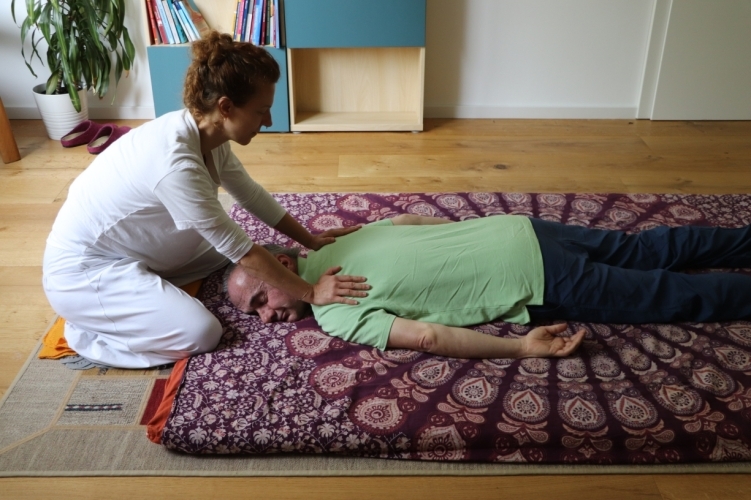 Shiatsu in einem ruhigen Raum während der Gesundheitswoche.